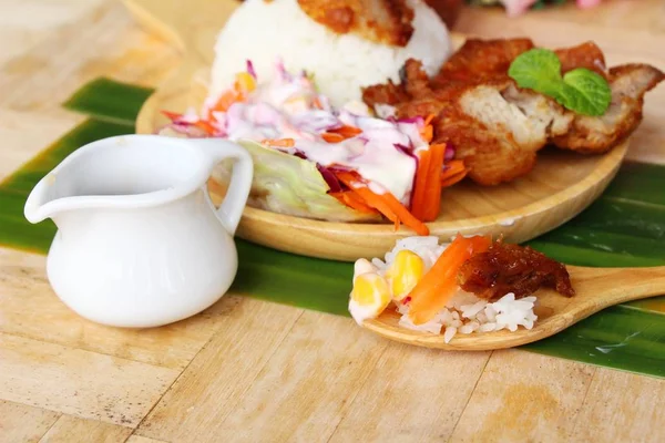 Fried chicken rice with sauces and vegetable salad — Stock Photo, Image