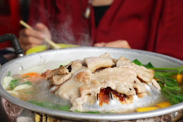 뜨거운 불길, 한국 바베 큐 스타일에 돼지고기 그릴 — 스톡 사진