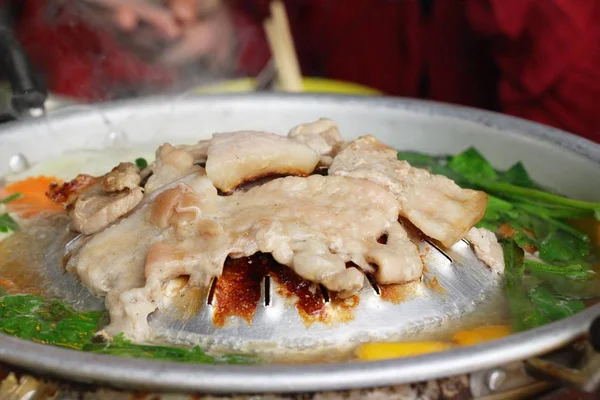 猪肉烤热煤，韩国烧烤风格 — 图库照片