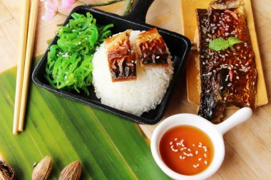 Saba balık pirinç sosu ve deniz yosunu ile