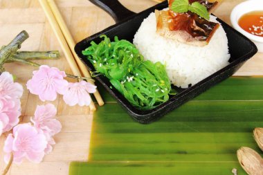 Saba balık pirinç sosu ve deniz yosunu ile