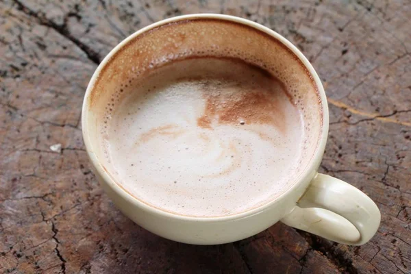 Schokolade mit Milch ist köstlich auf Holz Hintergrund — Stockfoto