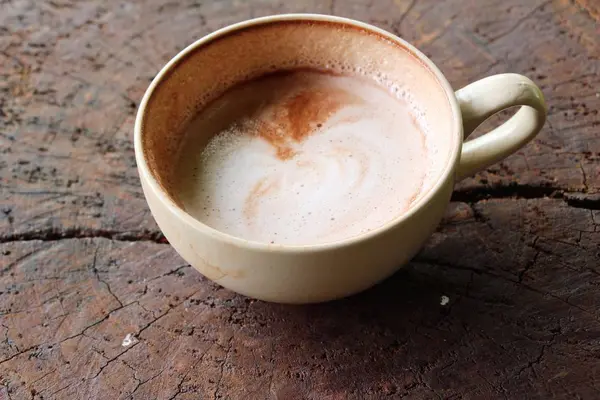 Schokolade mit Milch ist köstlich auf Holz Hintergrund — Stockfoto