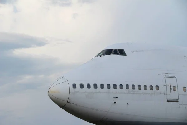 Avion avec ciel bleu — Photo