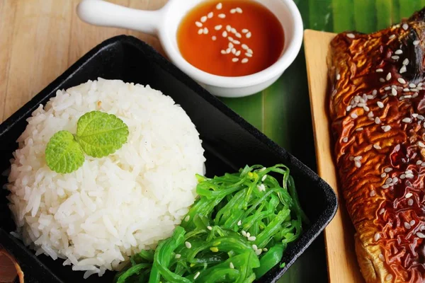 Saba-Fischreis mit Sauce und Algen — Stockfoto