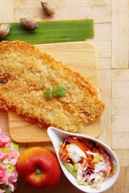 Kızarmış dory balık sebze salatası lezzetli ile