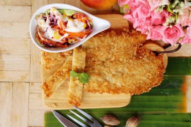 Kızarmış dory balık sebze salatası lezzetli ile