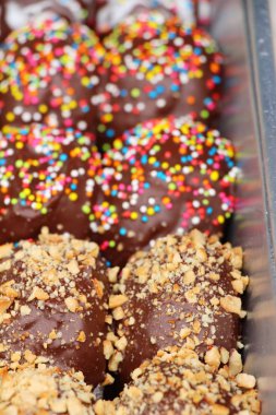 bir sürü donut ve çilek reçeli