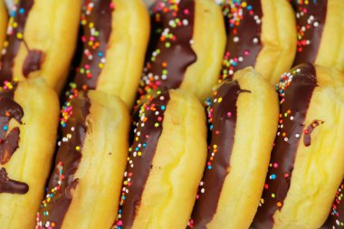 bir sürü donut ve çilek reçeli