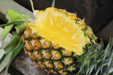 Taze ananas içinde belgili tanımlık çarşı lezzetlidir