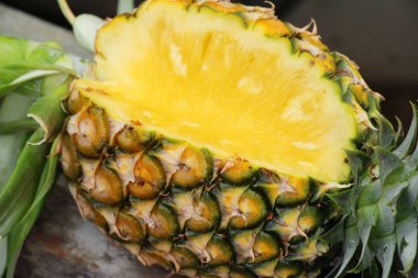 Taze ananas içinde belgili tanımlık çarşı lezzetlidir