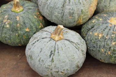 Belgili tanımlık çarşı içinde yemek pişirmek için taze kabak