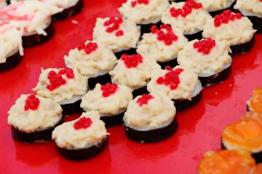 Karışık rulo suşi kümesi lezzetli, Japon besindir