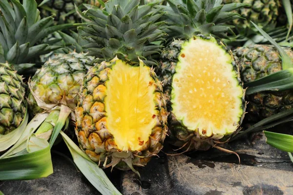 Taze ananas içinde belgili tanımlık çarşı lezzetlidir