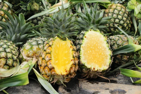 La piña fresca es deliciosa en el mercado — Foto de Stock