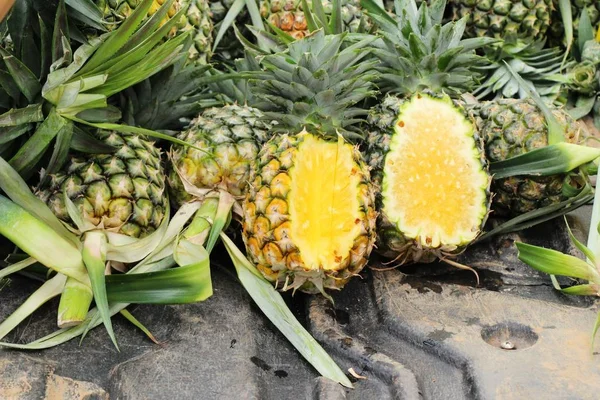 La piña fresca es deliciosa en el mercado — Foto de Stock