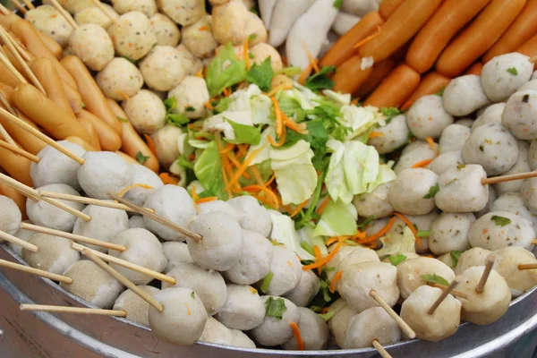 Polpette e salsicce al vapore nel mercato — Foto Stock