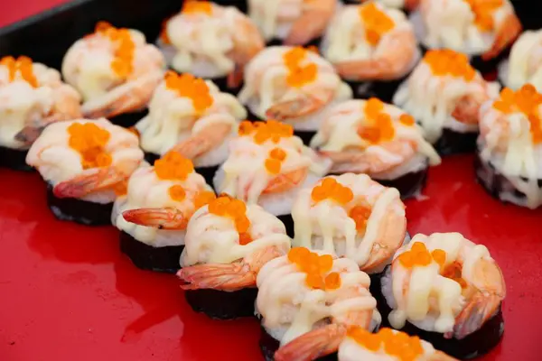 Conjunto de sushi de rolo misto é delicioso, comida japonesa — Fotografia de Stock