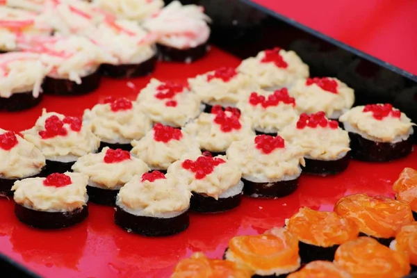 Il set di sushi misto è delizioso, cibo giapponese — Foto Stock
