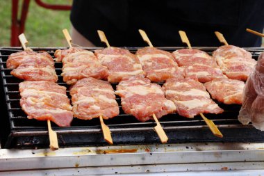 belgili tanımlık çarşı içinde kavrulmuş domuz eti lezzetlidir