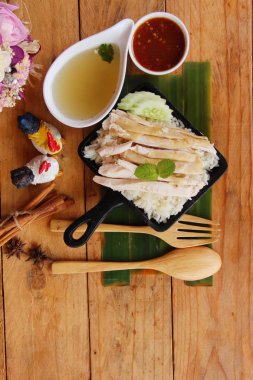 Tavuk çorbası ile lezzetli haşlanmış pirinç