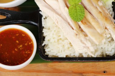 Tavuk çorbası ile lezzetli haşlanmış pirinç