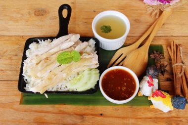 Tavuk çorbası ile lezzetli haşlanmış pirinç