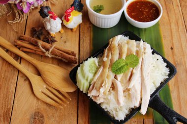 Tavuk çorbası ile lezzetli haşlanmış pirinç