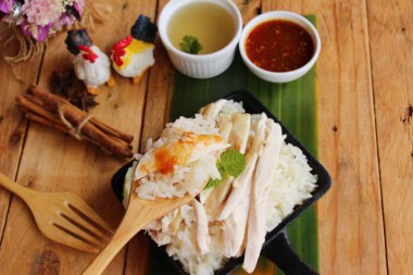 Tavuk çorbası ile lezzetli haşlanmış pirinç