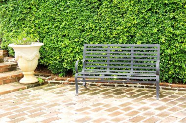 Vintage tarzı koltukları bahçede ayarla