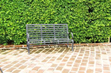 Vintage tarzı koltukları bahçede ayarla