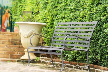 Vintage tarzı koltukları bahçede ayarla