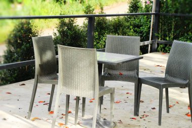 Vintage tarzı koltukları bahçede ayarla