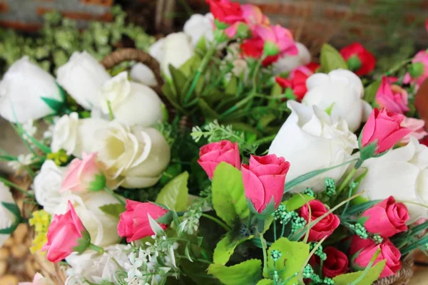 Krásné vintage růže umělé květiny — Stock fotografie