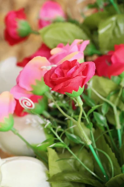 Piękne róże vintage kwiaty sztuczne — Zdjęcie stockowe