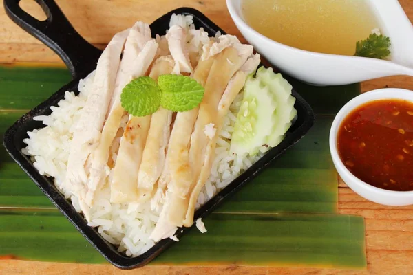 Riisi höyrytetty kanaa ja keittoa herkullista — kuvapankkivalokuva