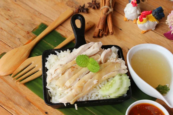 Nasi dikukus dengan ayam dan sup lezat — Stok Foto