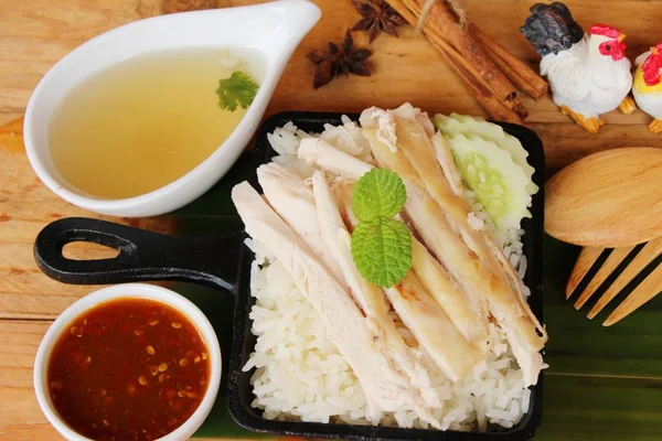 Nasi dikukus dengan ayam dan sup lezat — Stok Foto