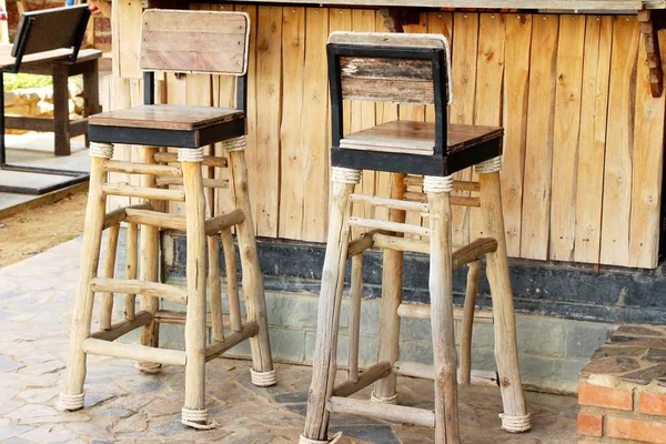 Houten stoelen in de tuin vintage stijl — Stockfoto