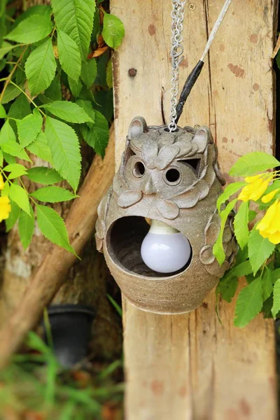 Лампа в саду в винтажном стиле — стоковое фото