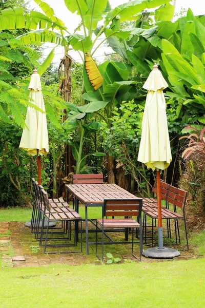 Bahçe vintage tarzı ahşap sandalye