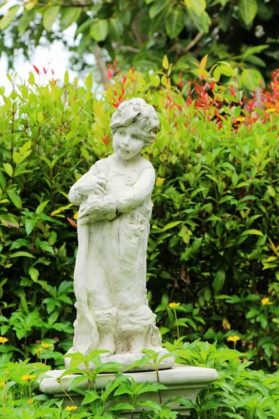 Estátua decorativa é beleza no jardim — Fotografia de Stock