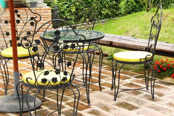 Conjunto de cadeiras de estilo vintage no jardim — Fotografia de Stock