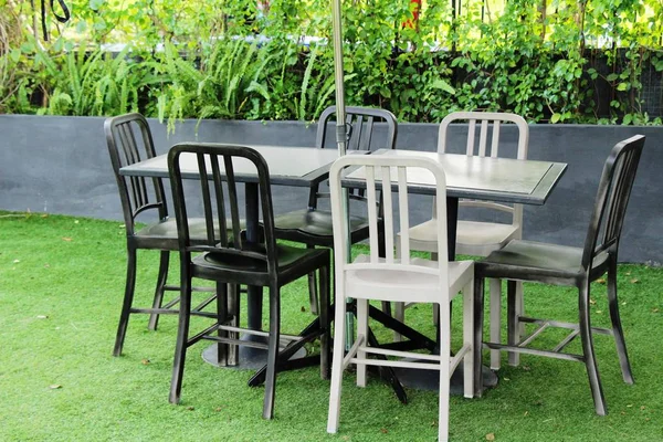 Set stoelen voor vintage style in tuin — Stockfoto