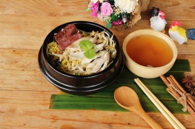 Sebze ve çorba lezzetli tavuk şehriye