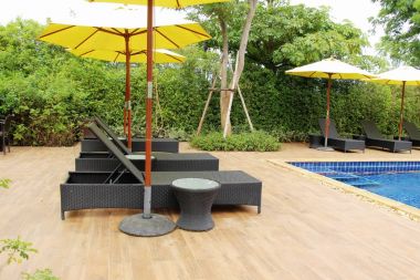 Havuz başında şemsiye ile rahat daybed