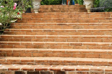 Bahçedeki tuğla merdiven yol