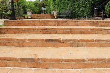Bahçedeki tuğla merdiven yol