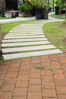 Doğada taşlı Bahçe yürüme yolu