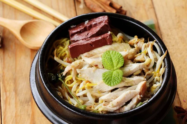 Sebze ve çorba lezzetli tavuk şehriye